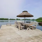 Stodoly Nad Jeziorem Niebo I Ziemia فيلة