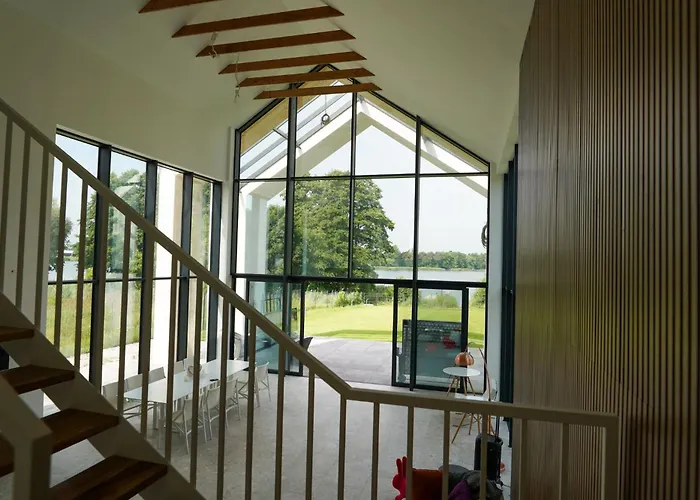 Stodoly Nad Jeziorem Niebo I Ziemia فيلة *