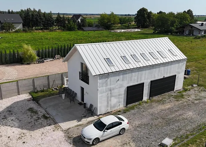 Stodoly Nad Jeziorem Niebo I Ziemia فيلة